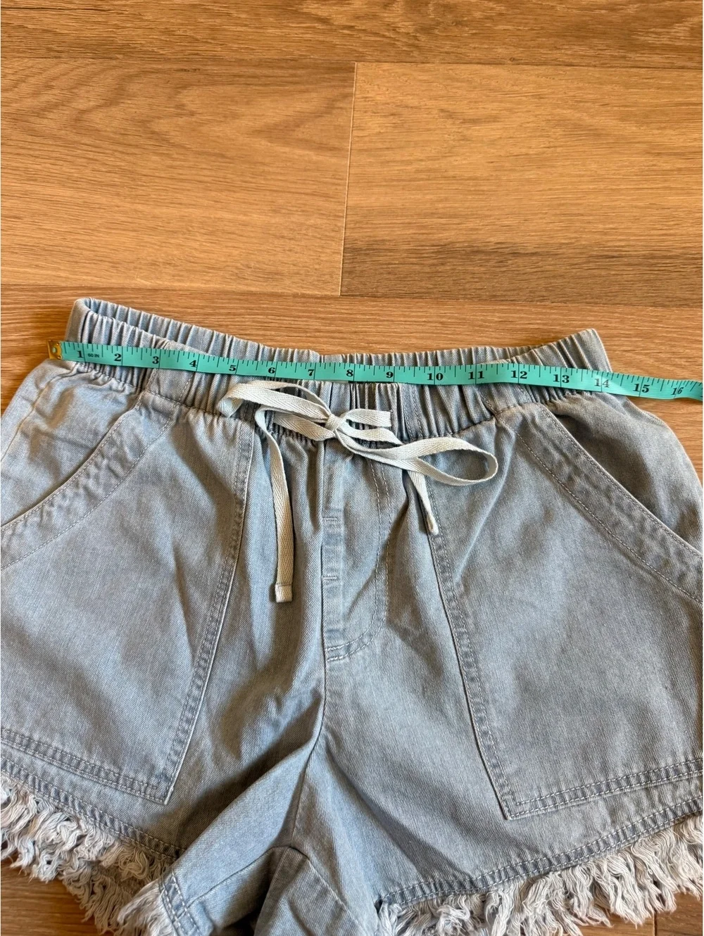 Pull on drawstring, casual light wash denim shorts for women raw hem size Medium